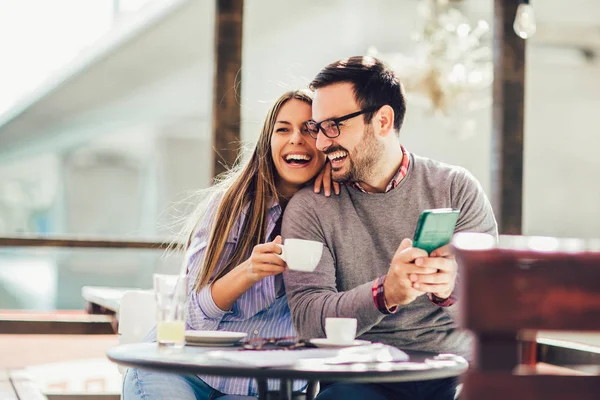 Ung glad man och kvinna dating och umgås tillsammans i — Stockfoto