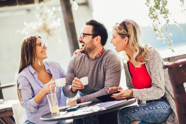 Gruppe von drei Freunden, die zusammen einen Kaffee trinken. zwei Frauen a — Stockfoto