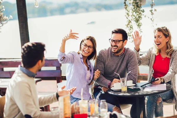 Neşeli bir grup arkadaş kafede eğleniyor, selfie çekiyor..