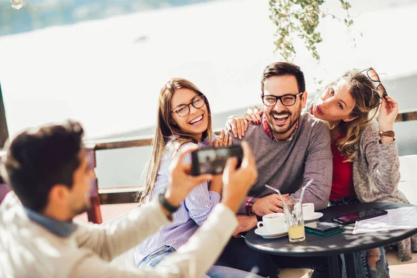 Grupo alegre de amigos que se divierten en la cafetería, hacer foto selfie. — Foto de Stock