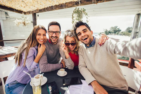 Grupo alegre de amigos que se divierten en la cafetería, hacer foto selfie. — Foto de Stock