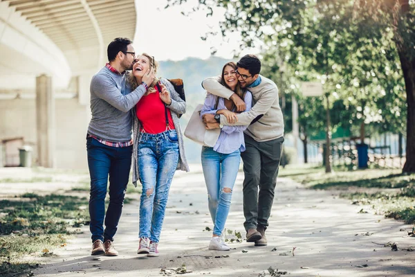 Şehir-seyahat, tatil ve dostluk gülümseyen arkadaş grubu — Stok fotoğraf