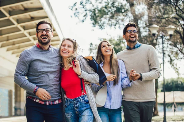 Grupp leende vänner i staden-resor, semester och vänskap — Stockfoto