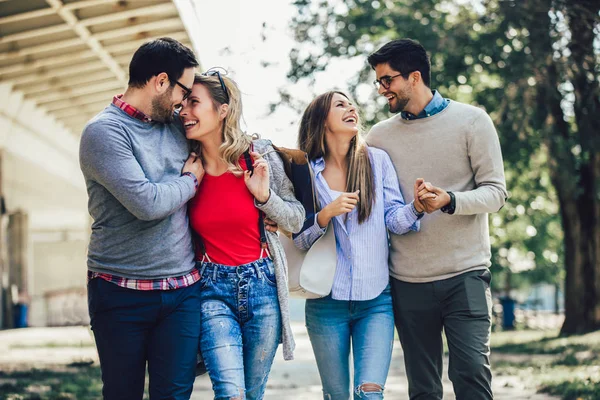 Gruppe lächelnder Freunde in der Stadt - Reisen, Urlaub und Freundschaften — Stockfoto