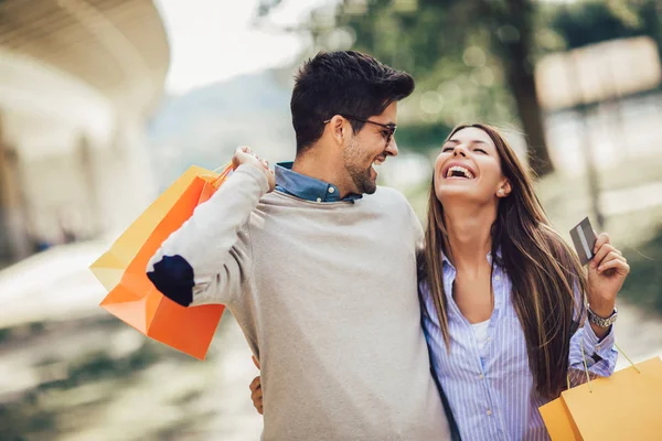 Πορτρέτο του ευτυχισμένο ζευγάρι με σακούλες για ψώνια μετά τα ψώνια σε CI — Φωτογραφία Αρχείου