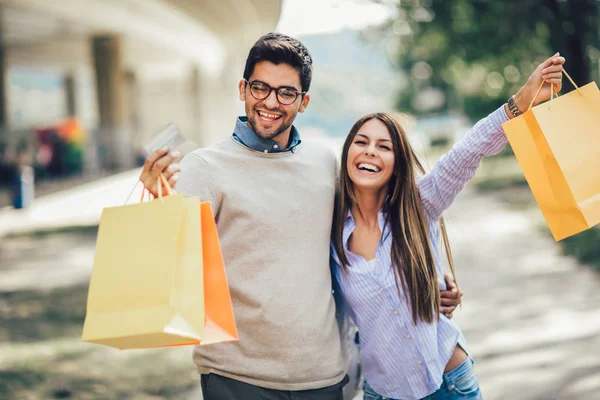 Πορτρέτο του ευτυχισμένο ζευγάρι με σακούλες για ψώνια μετά τα ψώνια σε CI — Φωτογραφία Αρχείου