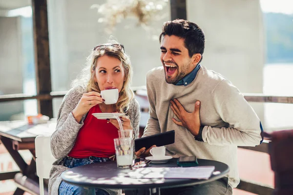 Junge fröhliche Mann und Frau Dating und verbringen Zeit zusammen i — Stockfoto