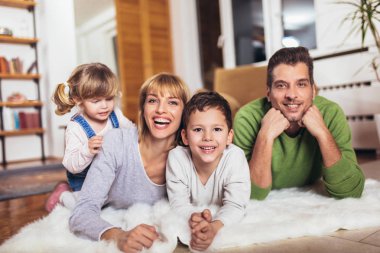 Evde oturma odasında yerde eğlenmek mutlu aile, rak