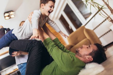 Evde oturma odasında yerde eğlenmek mutlu aile, rak