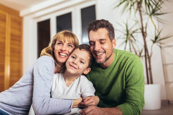 Šťastná rodina se baví na podlaze v obývacím pokoji doma, laugu — Stock fotografie