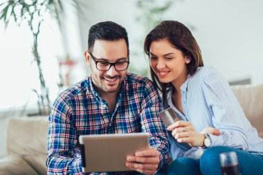 Dijital tablet ile İnternet üzerinde genç çift alışveriş