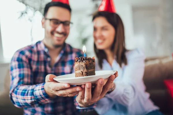 Manžela k narozeninám. Manželka překvapí svého manžela s narozeninovým dortem. — Stock fotografie