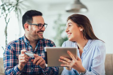 Dijital tablet ile İnternet üzerinde genç çift alışveriş