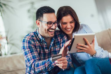 Dijital tablet ile İnternet üzerinde genç çift alışveriş