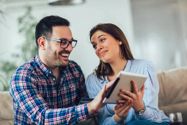 Casal jovem compras na internet com tablet digital — Fotografia de Stock