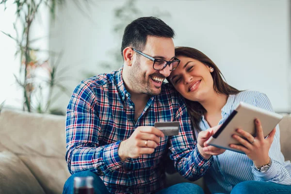 Jong paar winkelen op internet met digitale Tablet — Stockfoto