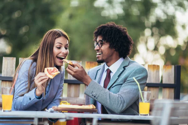 ทีมธุรกิจหนุ่มที่มีความสุข กินพิซซ่าในคาเฟ่กลางแจ้ง , — ภาพถ่ายสต็อก