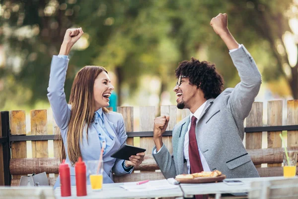 Glückliches junges Businessteam beim Pizzaessen im Freiluftcafe.business, — Stockfoto