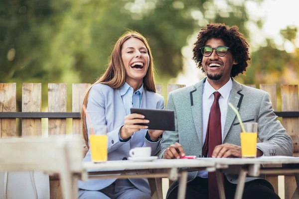 Geschäftsleute betrachten digitale Tablets und diskutieren über die — Stockfoto