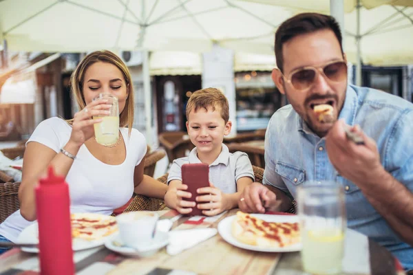 Портрет щасливої сім'ї, що проводить час у піцерії — стокове фото
