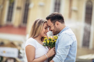 Çiçekli kadın şaşırtıcı genç adam resmi