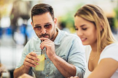 Eğlenceli bir kafede oturan güzel seven çift.