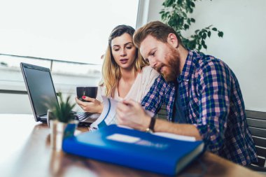 Kadın ve adam birlikte evrak yapıyor, onlar online vergi o rapor