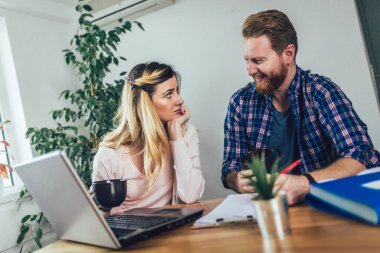 Kadın ve adam birlikte evrak yapıyor, onlar online vergi o rapor