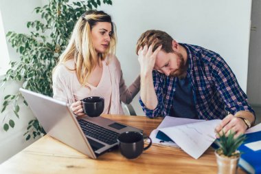 Kadın ve adam birlikte evrak yapıyor, onlar online vergi o rapor