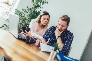 Kadın ve adam birlikte evrak yapıyor, onlar online vergi o rapor
