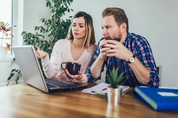 Mujer y hombre haciendo papeleo juntos, reportan impuestos en línea o — Foto de Stock