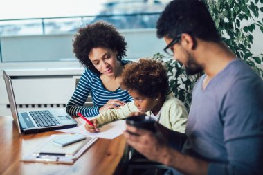 Anne ve baba yardım kızı ev ödevi öğrenmek için CA