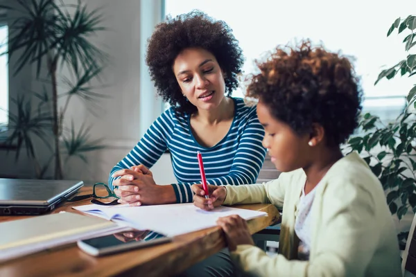 Mãe e filha fazendo lição de casa aprendendo a calcular — Fotografia de Stock