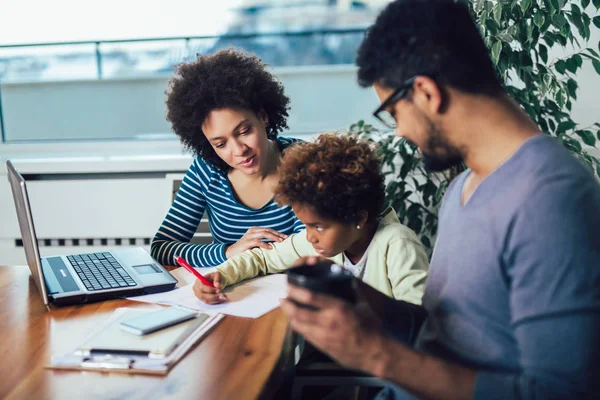 Anne ve baba yardım kızı ev ödevi öğrenmek için CA