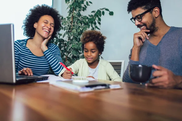 Anne ve baba yardım kızı ev ödevi öğrenmek için CA