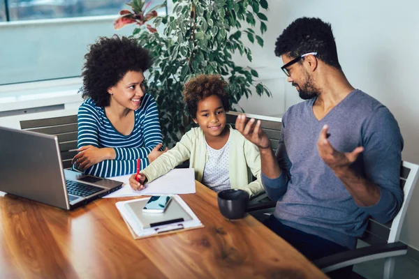 Moeder en vader helpen dochter te doen huiswerk leren aan ca — Stockfoto