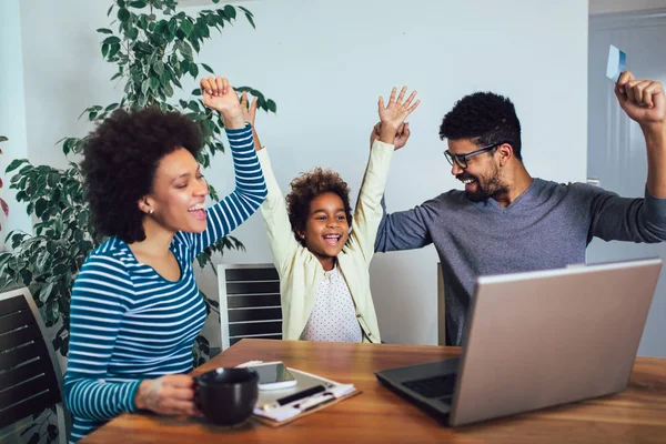 Linda niña afroamericana y sus hermosos padres jóvenes u — Foto de Stock