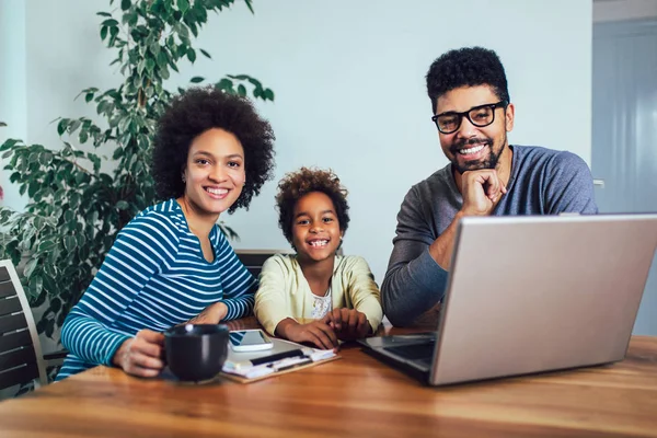 Familia afroamericana usando portátil en la sala de estar . — Foto de Stock