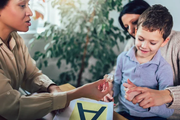 Zâmbind un băiat surd care învaţă limbajul semnelor. Focalizare selectivă . — Fotografie, imagine de stoc