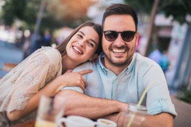 Güzel sevgi dolu çift Cafe kahve zevk içinde oturan ve