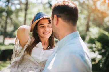 Eğleniyor ve açık havada birlikte gülen genç Çift