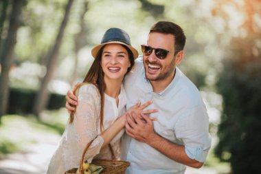 Eğleniyor ve açık havada birlikte gülen genç Çift