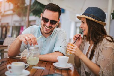Güzel sevgi dolu çift Cafe kahve zevk içinde oturan ve