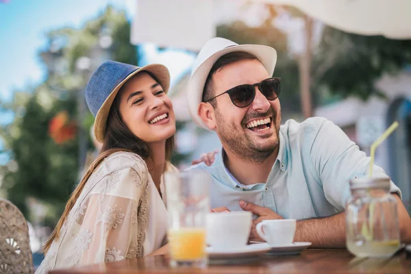 Schönes Liebespaar sitzt in einem Café und genießt Kaffee und — Stockfoto