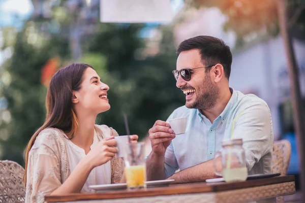 Hermosa pareja amorosa sentada en un café disfrutando en el café y — Foto de Stock