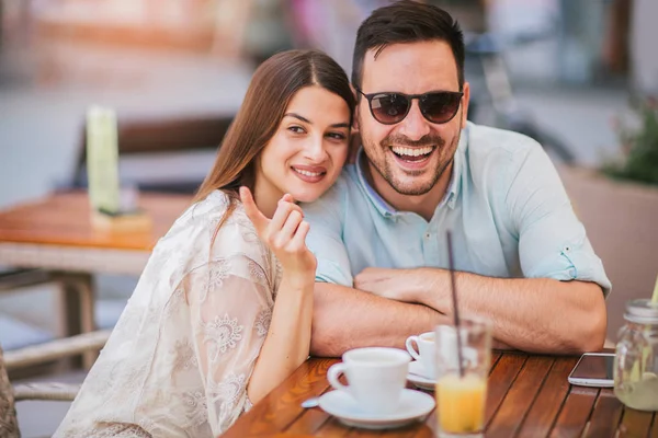 Hermosa pareja amorosa sentada en un café disfrutando en el café y —  Fotos de Stock