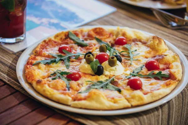 Restaurant der italienischen Küche mit Tischen in der Straße. — Stockfoto