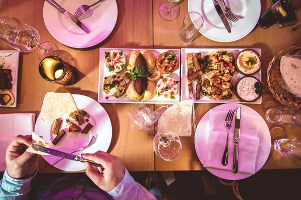 Restoranda servis edilen çeşitli Arap yemekleri ile tablo — Stok fotoğraf