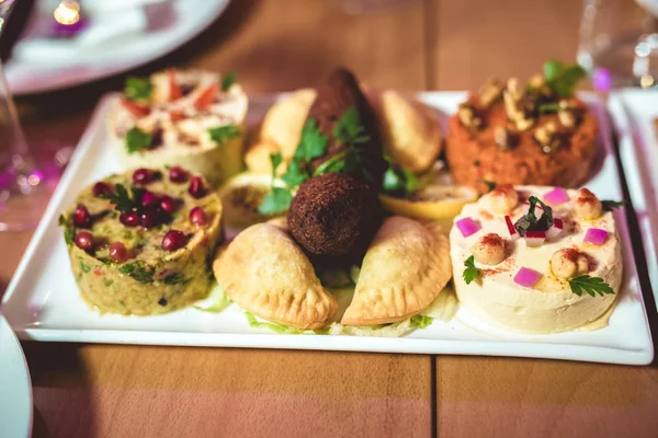Restoranda servis edilen çeşitli Arap yemekleri ile tablo — Stok fotoğraf