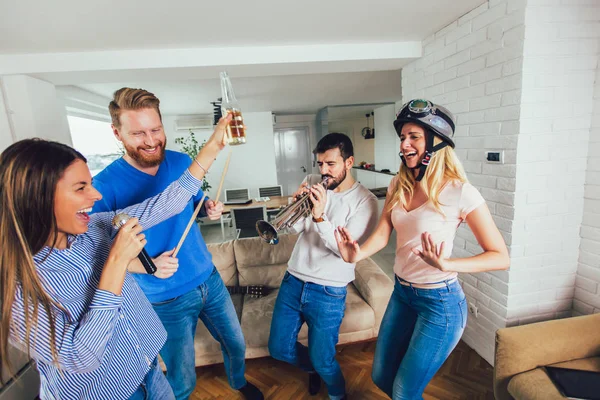 Grupa przyjaciół, grając karaoke w domu. Pojęcie o friendsh — Zdjęcie stockowe
